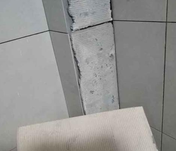 湖州瓷砖空鼓维修公司分享下厨房瓷砖脱落的补救措施。